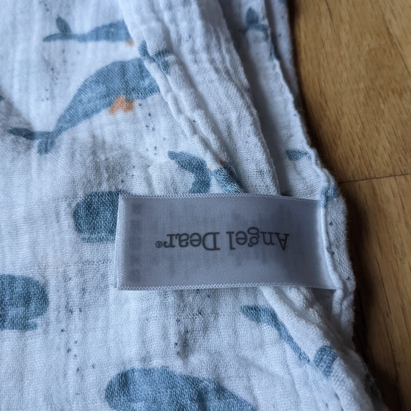 Angel Dear Whale Muslin swaddle - Picture 3 of 3